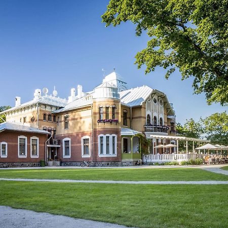 Villa Ammende Restaurant&Hotel Pärnu Esterno foto The main building of the manor