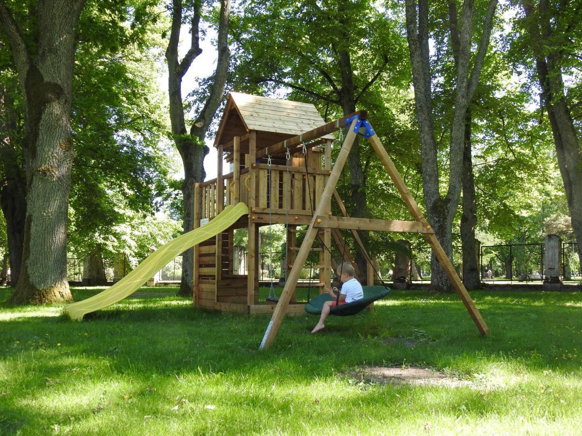 Villa Ammende Restaurant&Hotel Pärnu Esterno foto Playground in the park