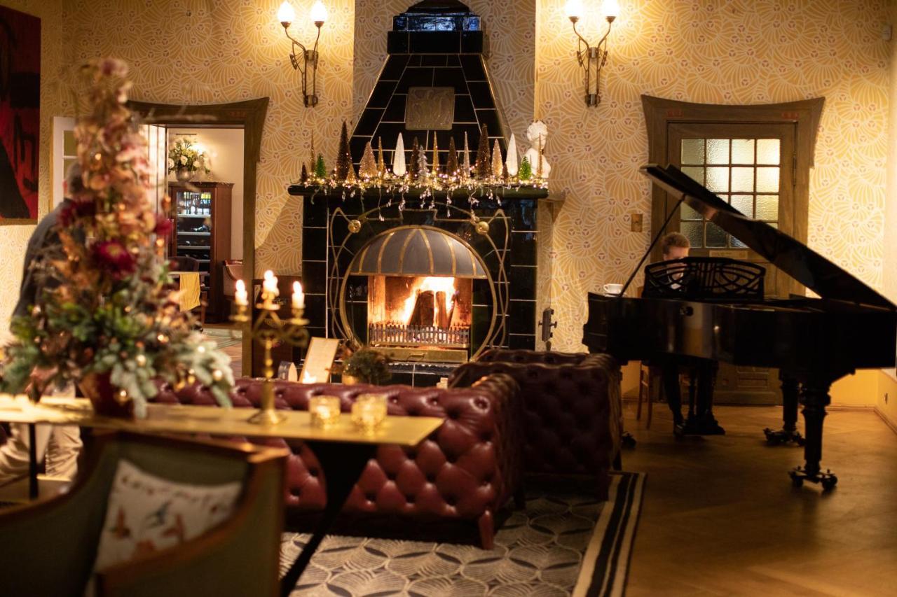Villa Ammende Restaurant&Hotel Pärnu Esterno foto The fireplace in the lobby