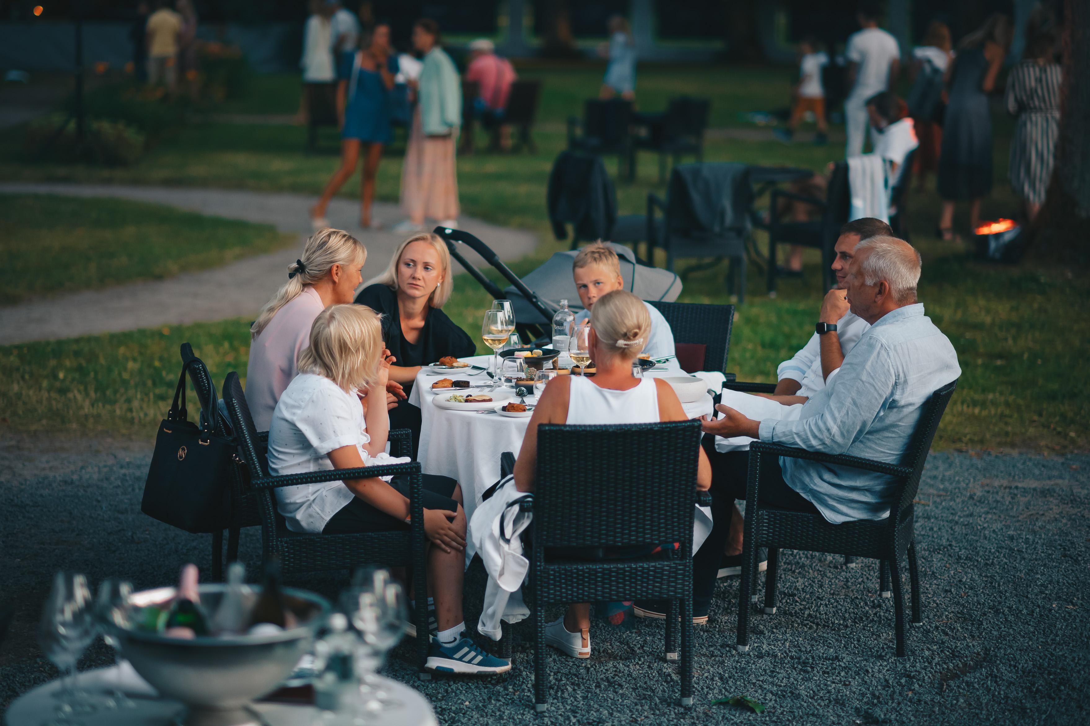 Villa Ammende Restaurant&Hotel Pärnu Esterno foto A Midsummer's Eve party in Finland