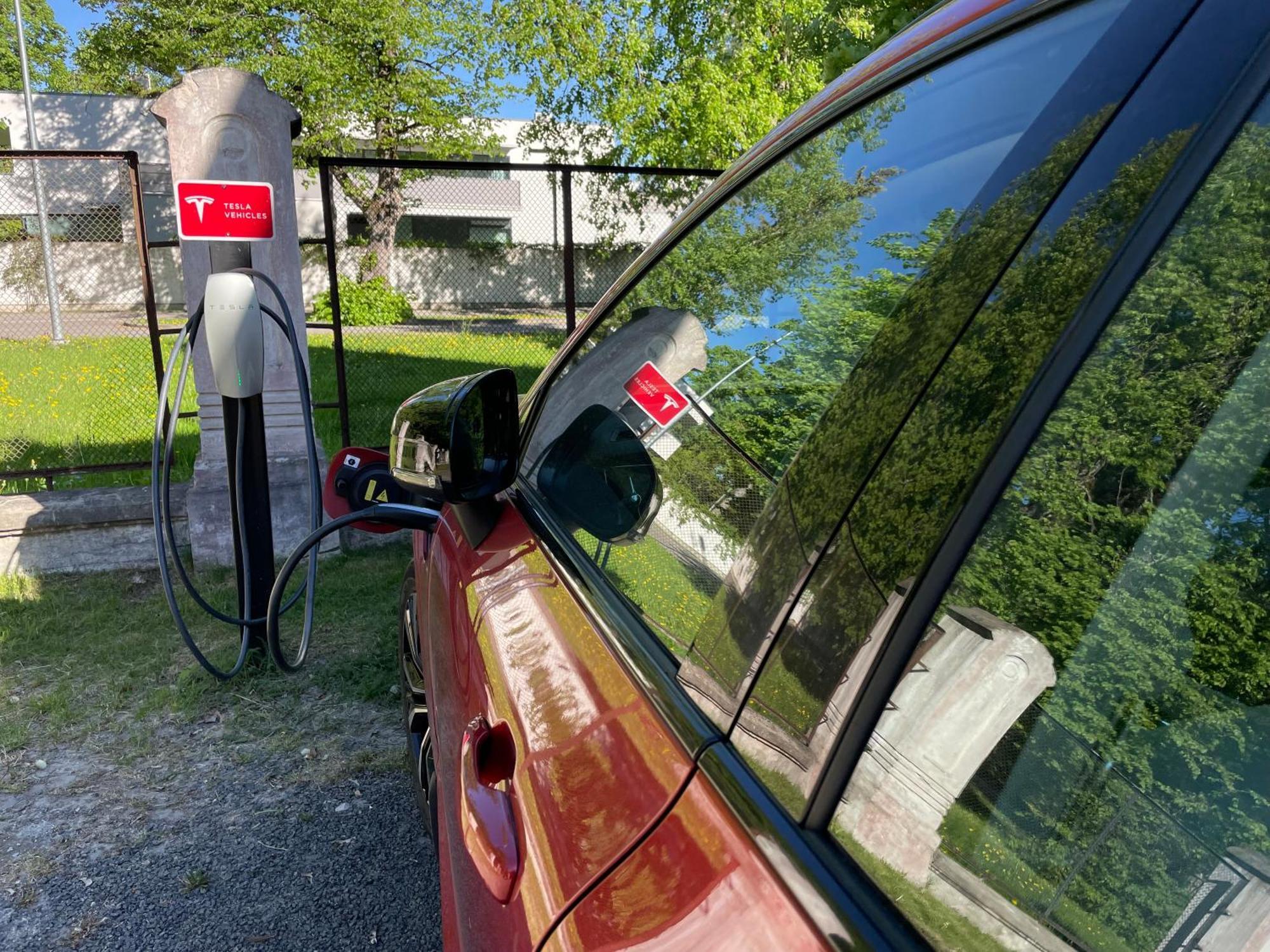Villa Ammende Restaurant&Hotel Pärnu Esterno foto Tesla Model 3 Supercharger
