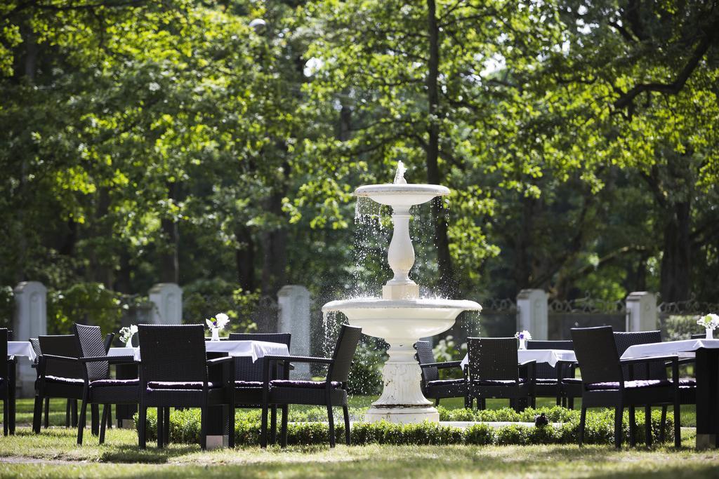 Villa Ammende Restaurant&Hotel Pärnu Esterno foto The garden of the restaurant
