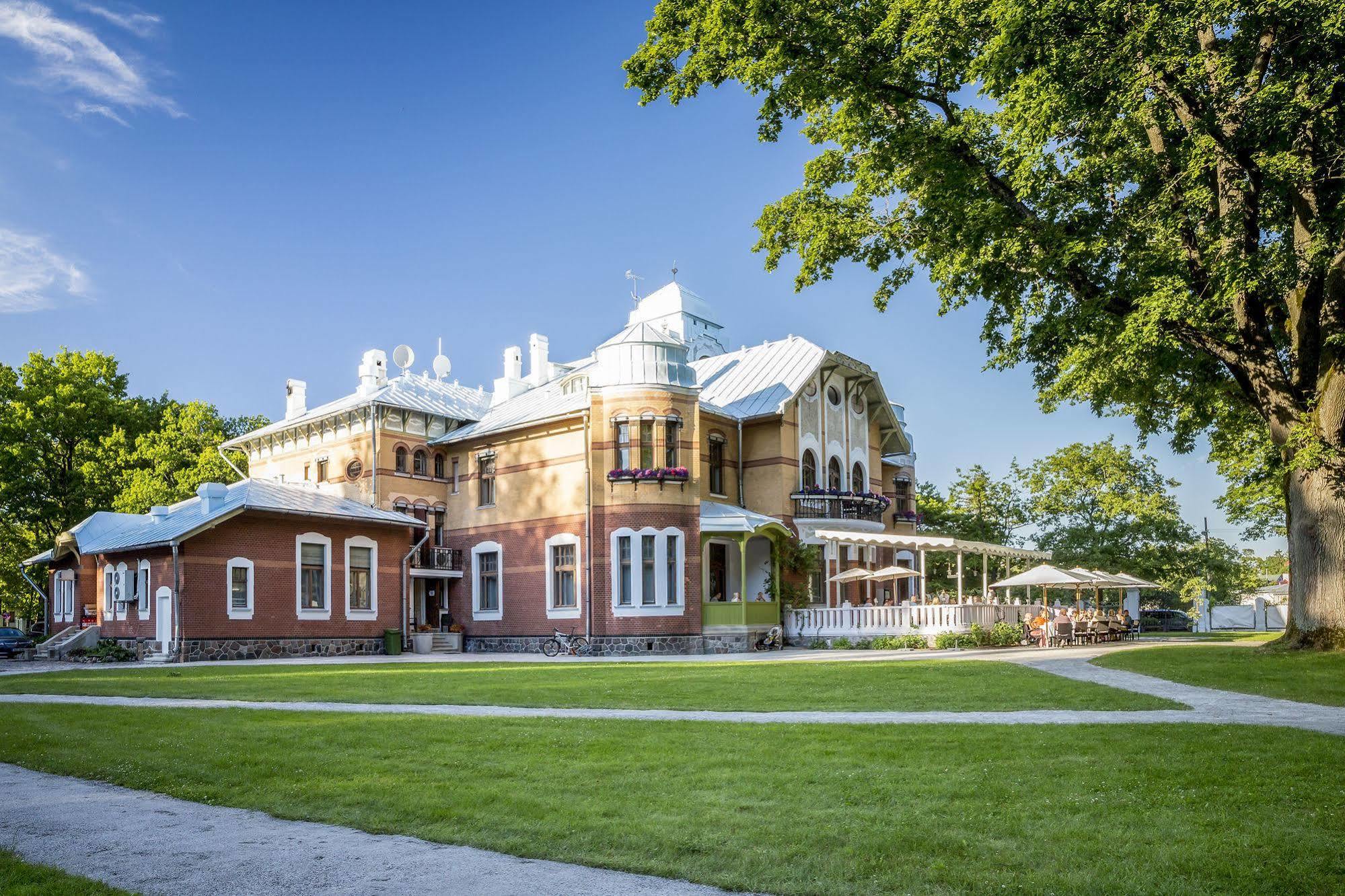 Villa Ammende Restaurant&Hotel Pärnu Esterno foto The main building of the manor